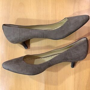 COACH Daniella Heels. Taupe brown suede. Croc embossing. 1.5” heel. Sz 8.5 EUC